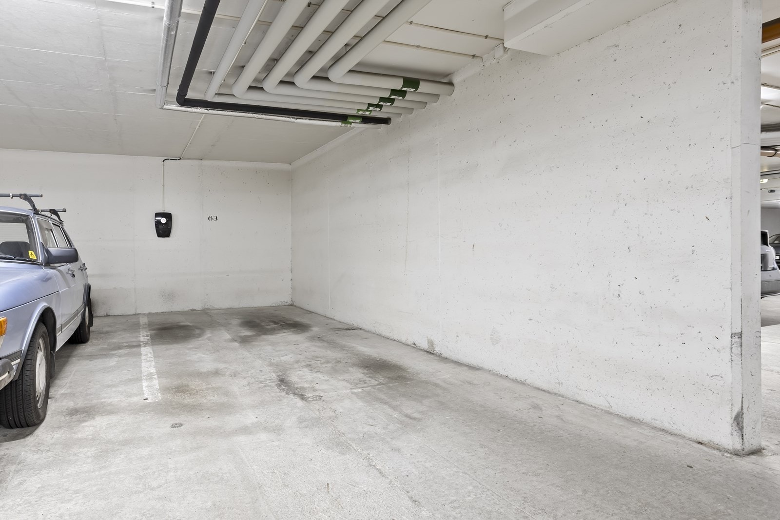 Til leiligheten hører en fast garasjeplass med elbillader. Galleribilde