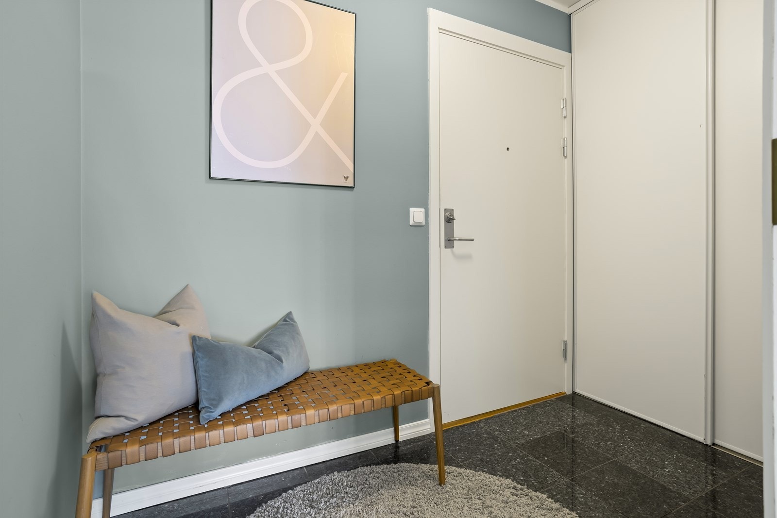 Meget innbydende entrè med flislagt gulv og skyvedørsgarderobe. Galleribilde