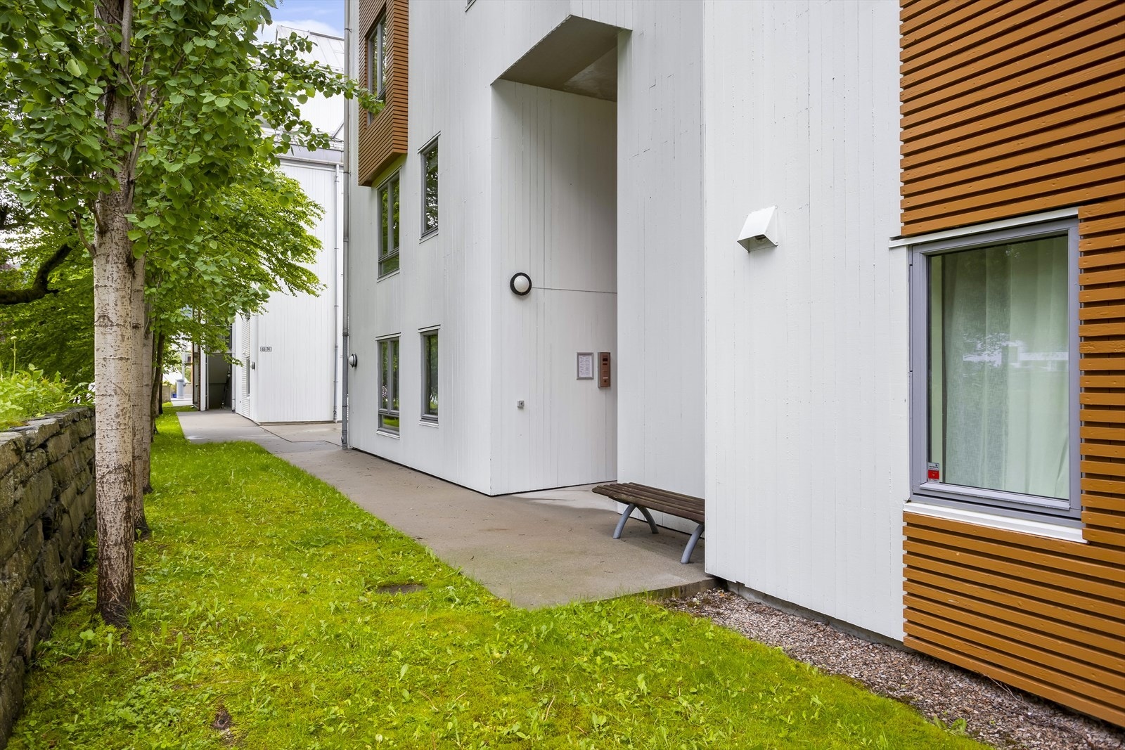 Skjermet hovedinngang med calling-anlegg. Galleribilde