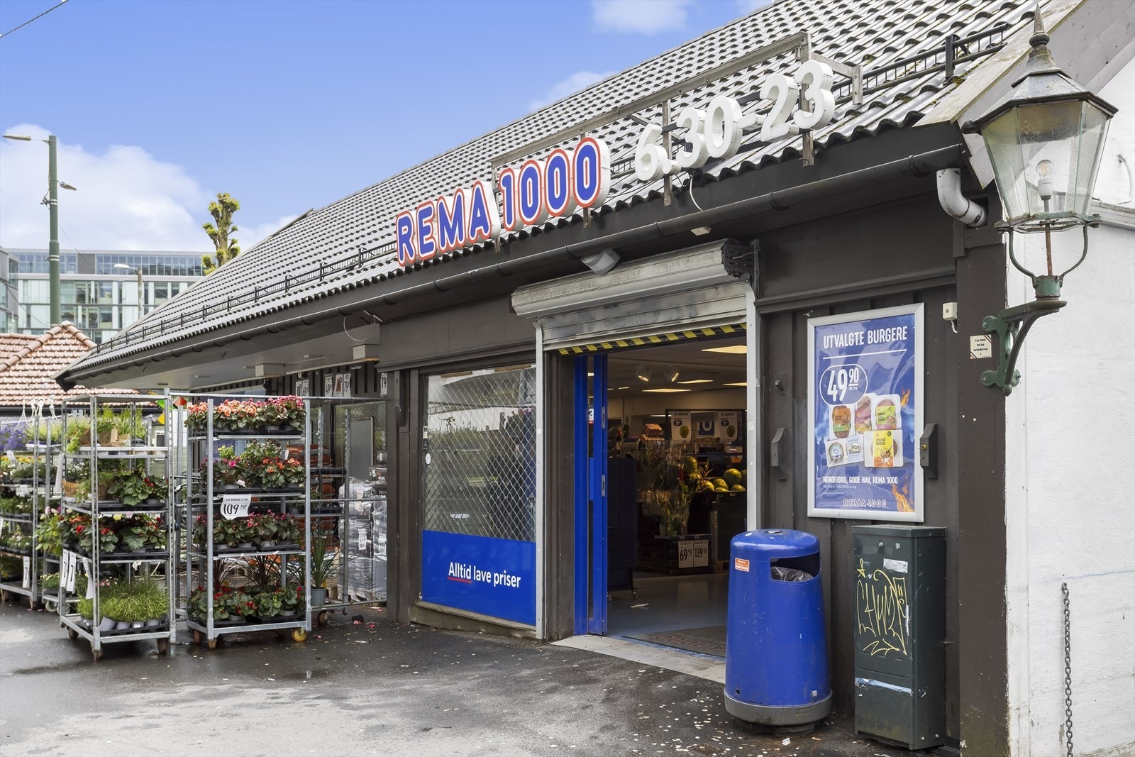 Nærmeste dagligvarebutikk ligger rett over gaten fra bygget. Galleribilde