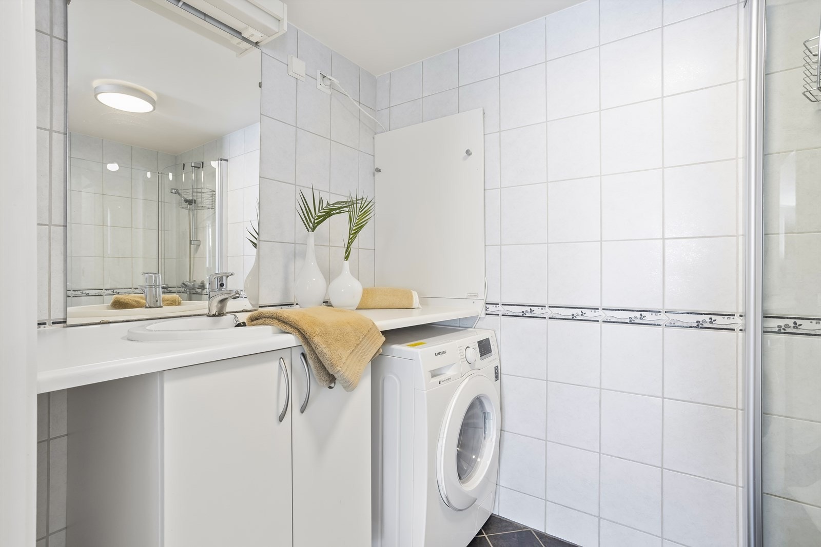 Pent, helfliset bad med varmekabler, "rør-i-rør" og plass til vaskemaskin. Galleribilde