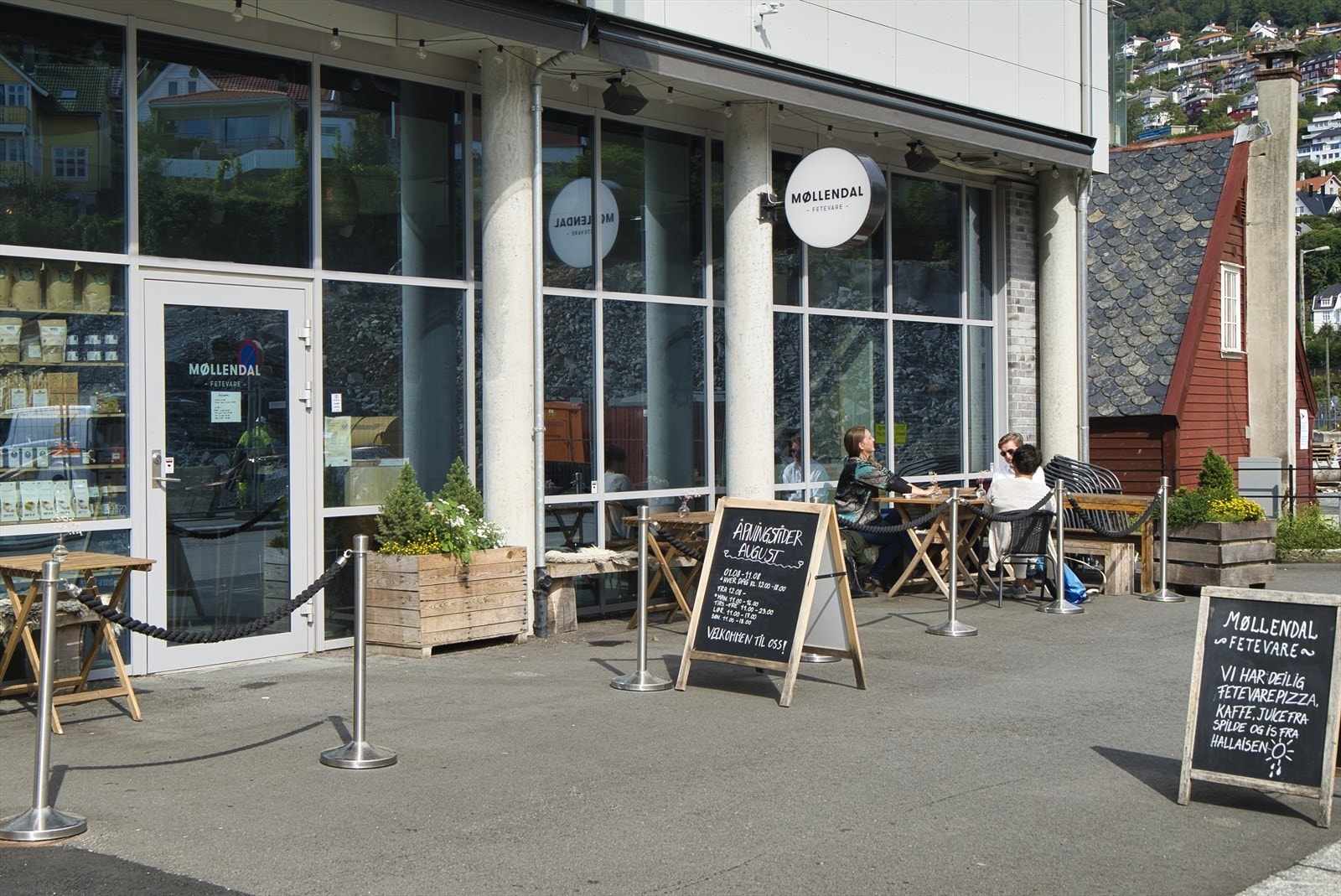 Møllendal Fetevare er et populært sted å møtes for en kopp kaffe. Galleribilde