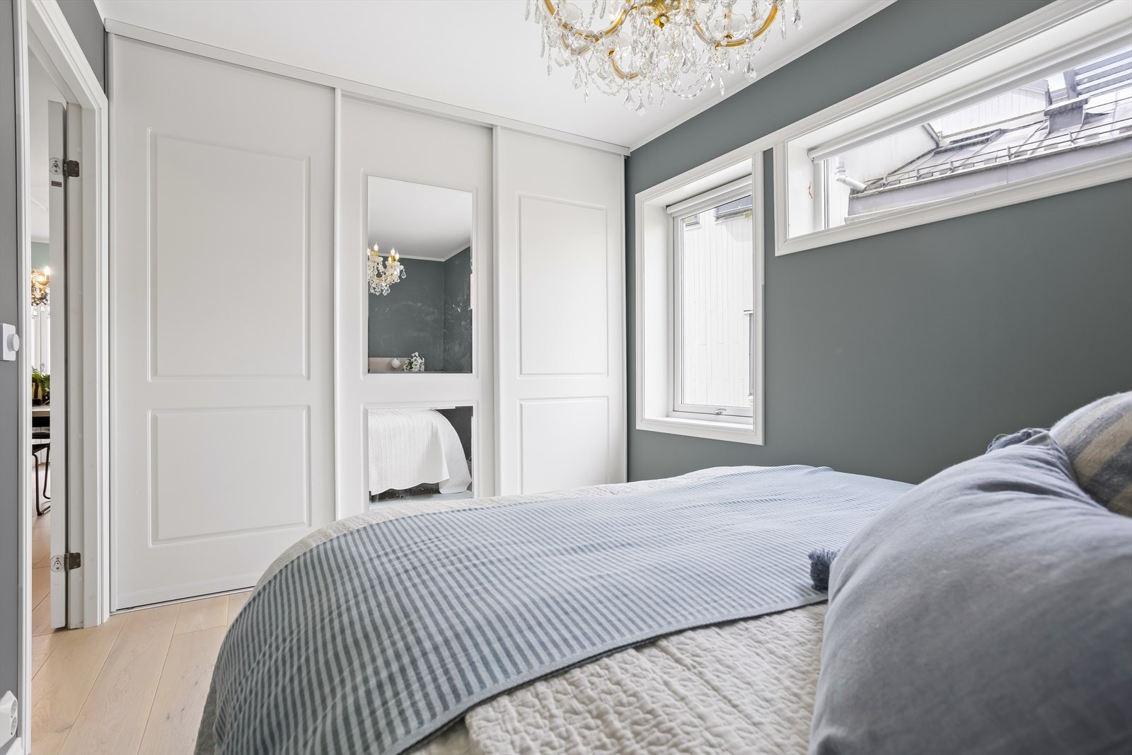 Påkostet skyvedørsgarderobe med speilglass. Galleribilde