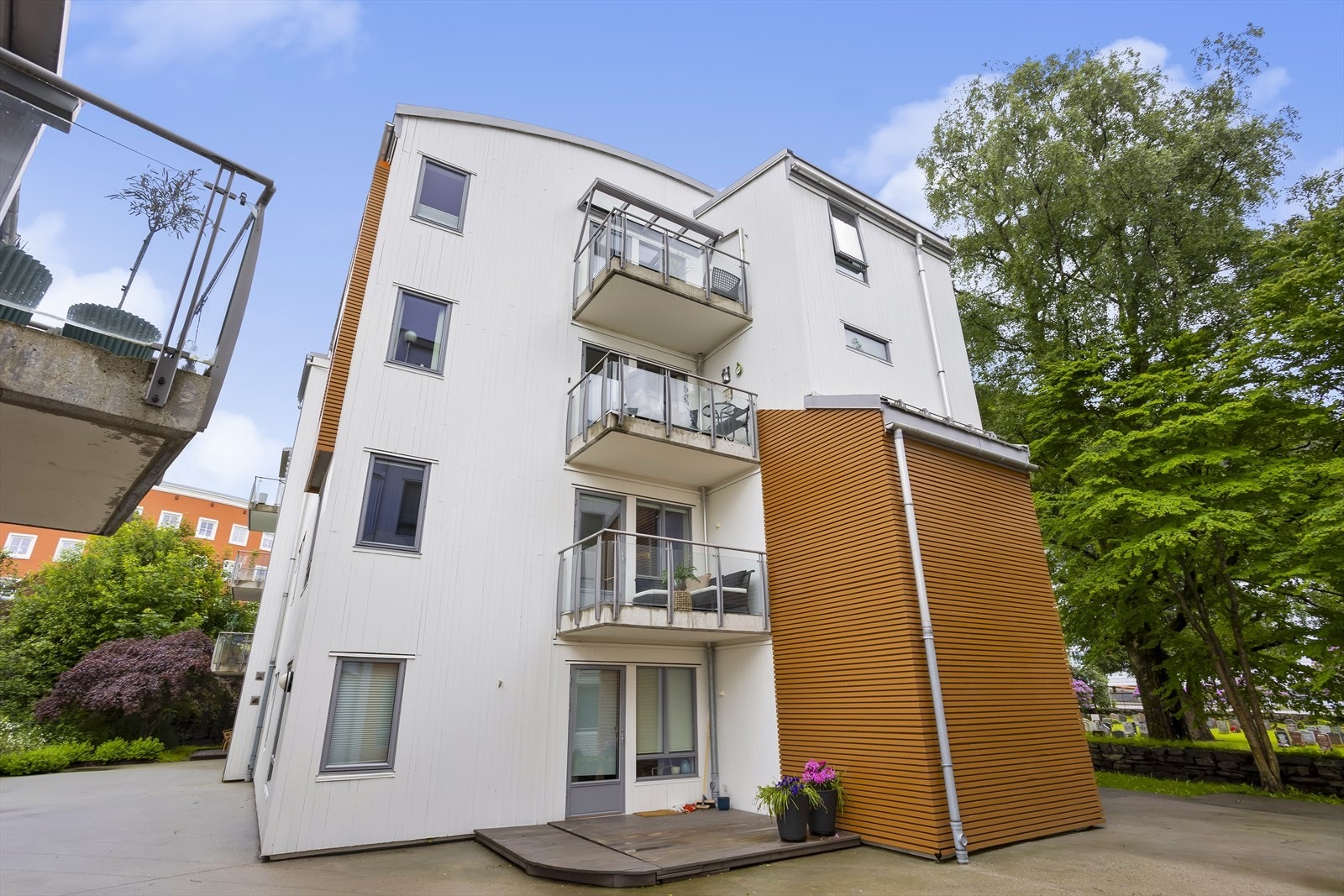 Leiligheten har en attraktiv beliggenhet i 2. etasje. Det er heisadkomst i bygget. Galleribilde