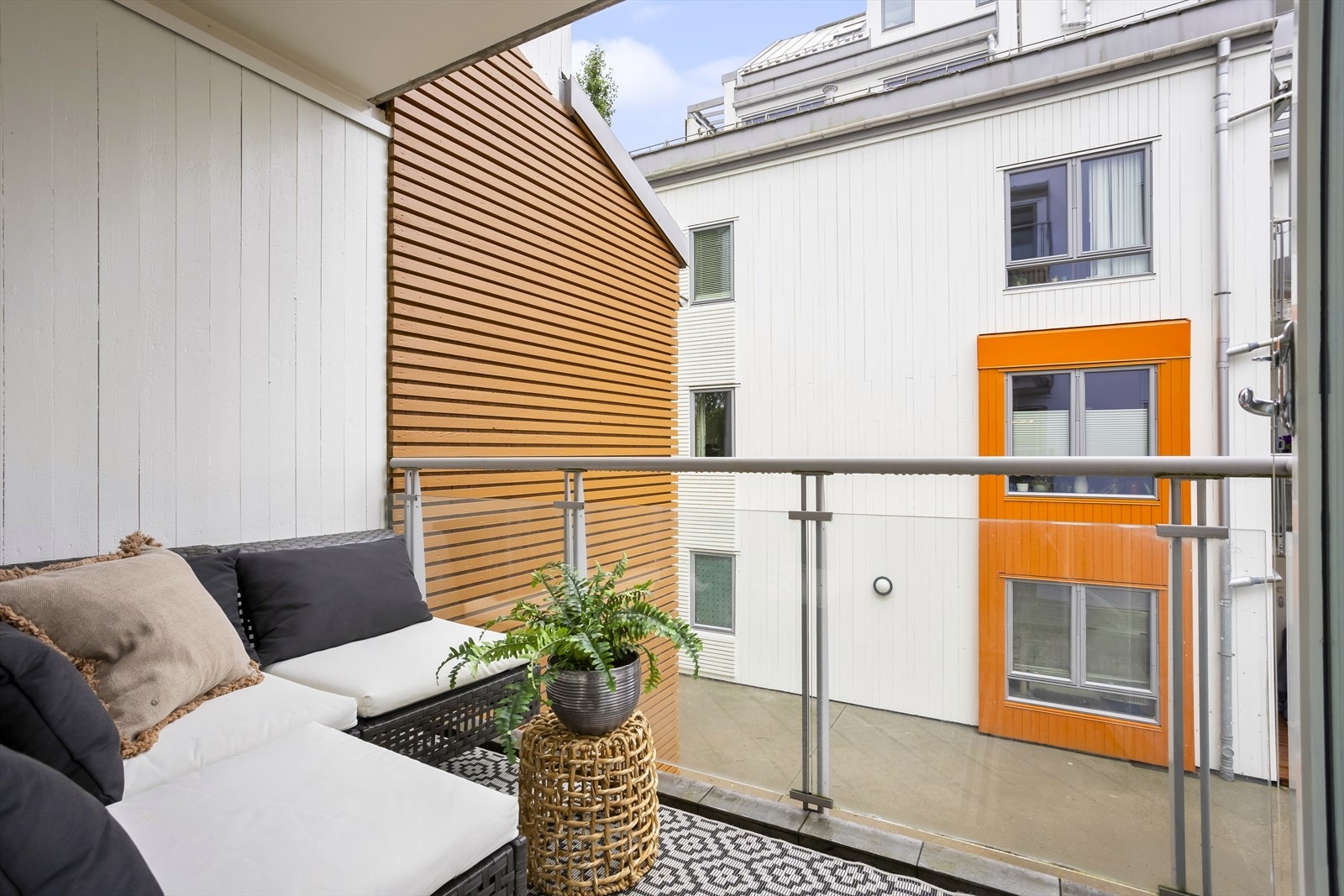 Skjermet balkong på cirka 5 kvm med plass til en mindre sittegruppe. Galleribilde