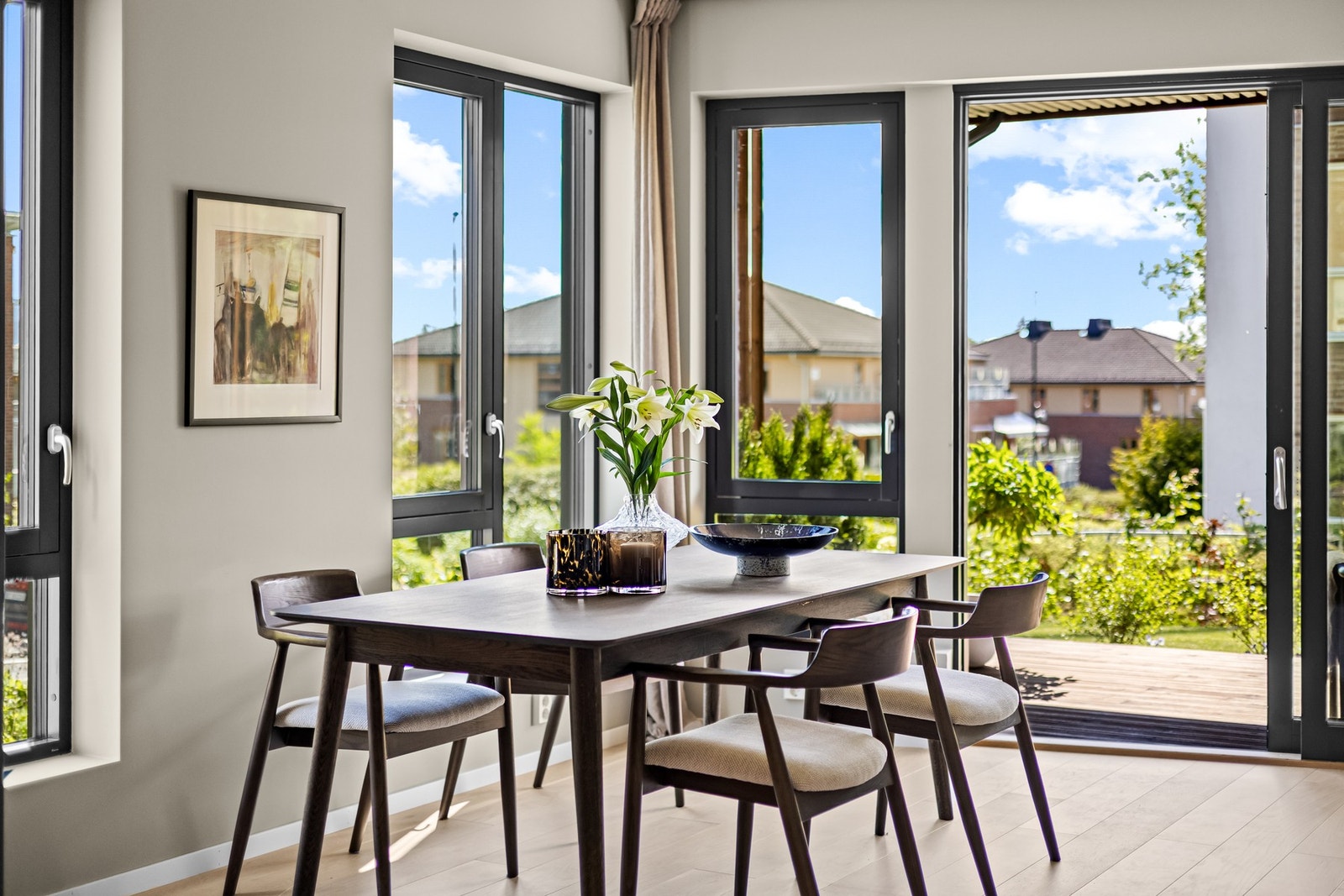 Store vinduer gir mye lys og skaper en hyggelig atmosfære. Galleribilde