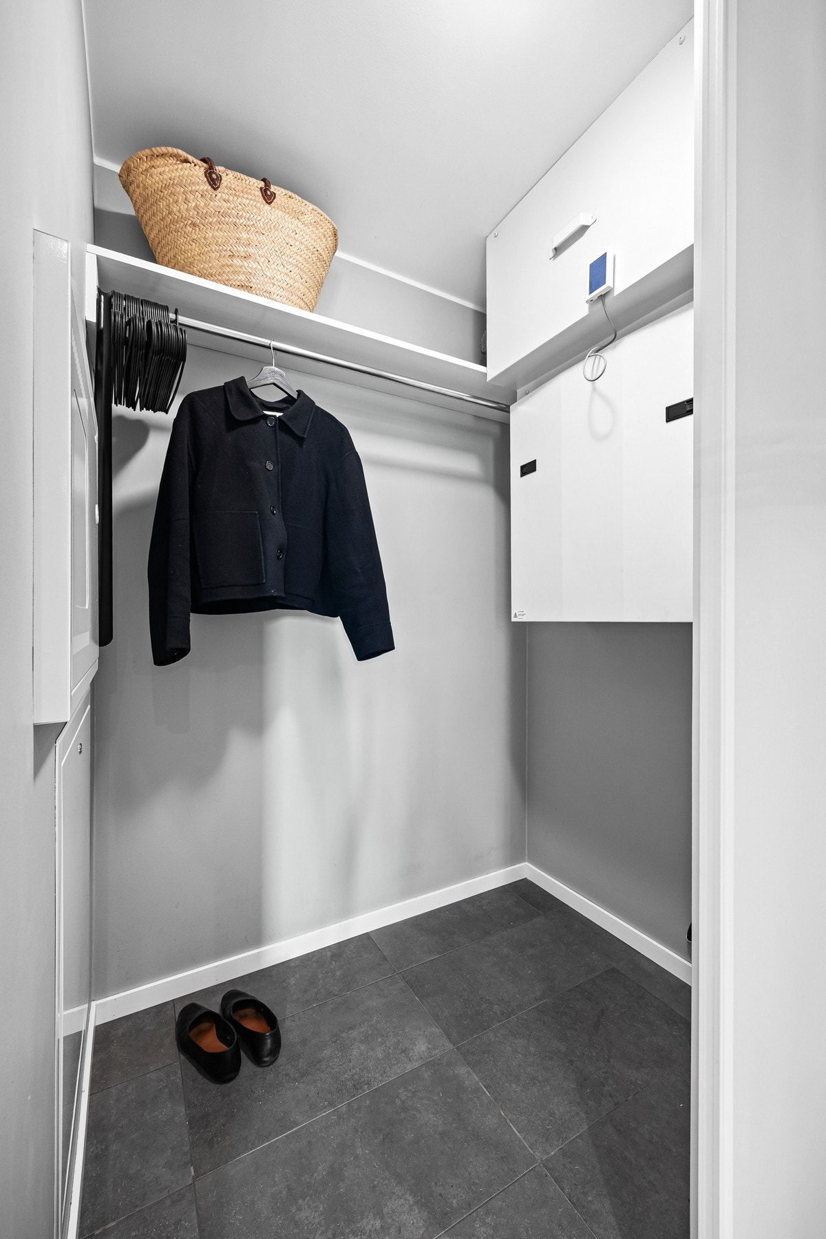Det er en skyvedørsgarderobe som gir plass til oppbevaring av yttertøy og sko. Galleribilde