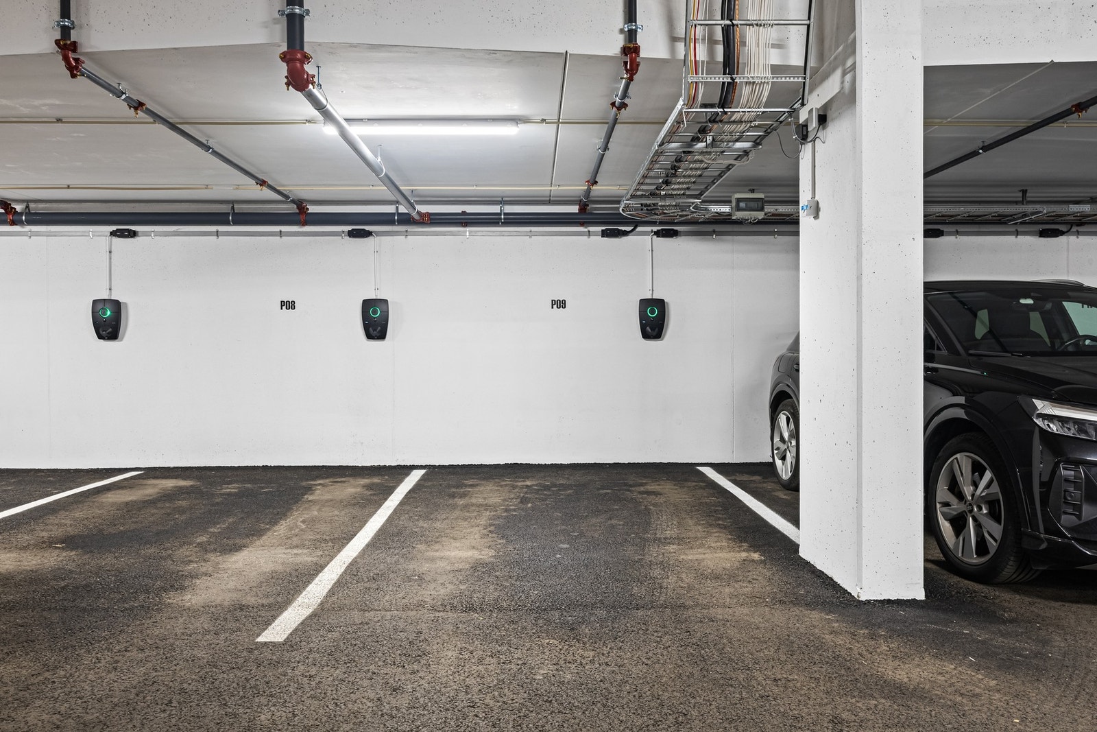 Boligen har tilhørende parkeringsplass i felles garasjeanlegg. Galleribilde