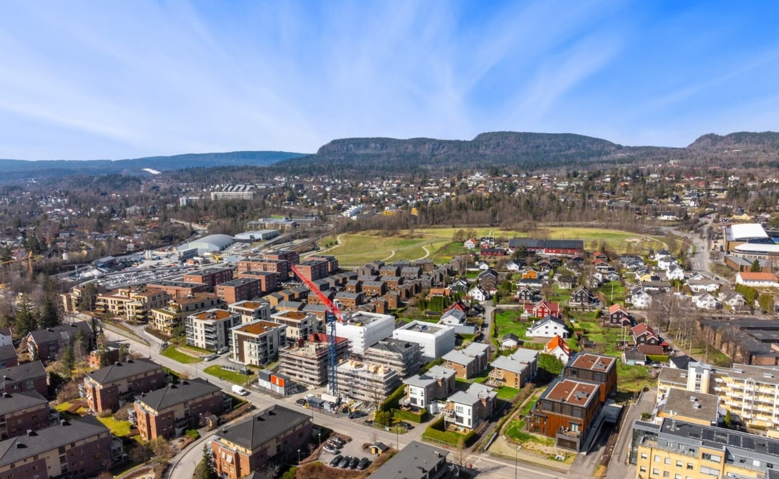 Med bil tar det ca. 7 minutter til Sandvika, 7 minutter til Lysaker, 14 minutter til Oslo S og 43 minutter til Oslo Lufthavn. Galleribilde