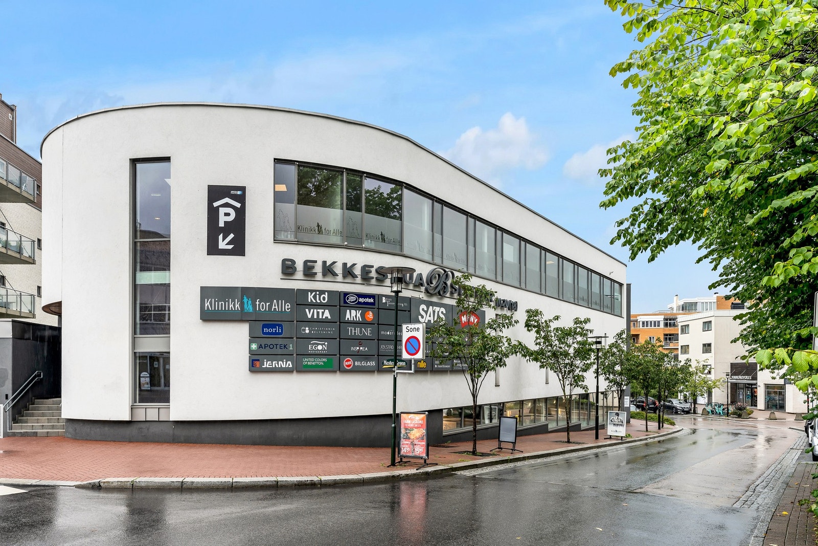 Dagligvarehandelen er enkel med flere butikker i umiddelbar nærhet, som Meny, Kiwi, Rema 1000 og Coop Mega. Bekkestua Senter byr på et rikt utvalg av butikker og spisesteder. Skulle du ønske enda flere shoppingmuligheter, ligger både Sandvika Storsenter o Galleribilde