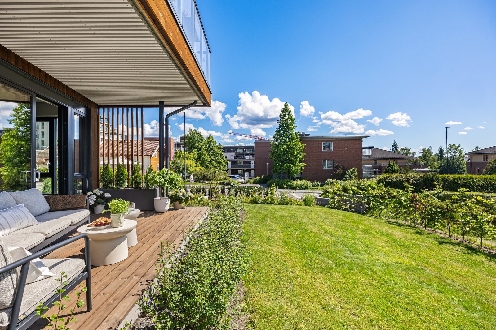 Terrassen har direkte utgang til sameiets grønne arealer. Galleribilde