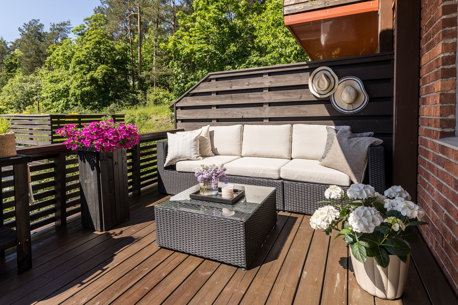 Leiligheten har en stor, sydvendt terrasse på 13 m². Her er det god plass til både sofagruppe og grill. Galleribilde