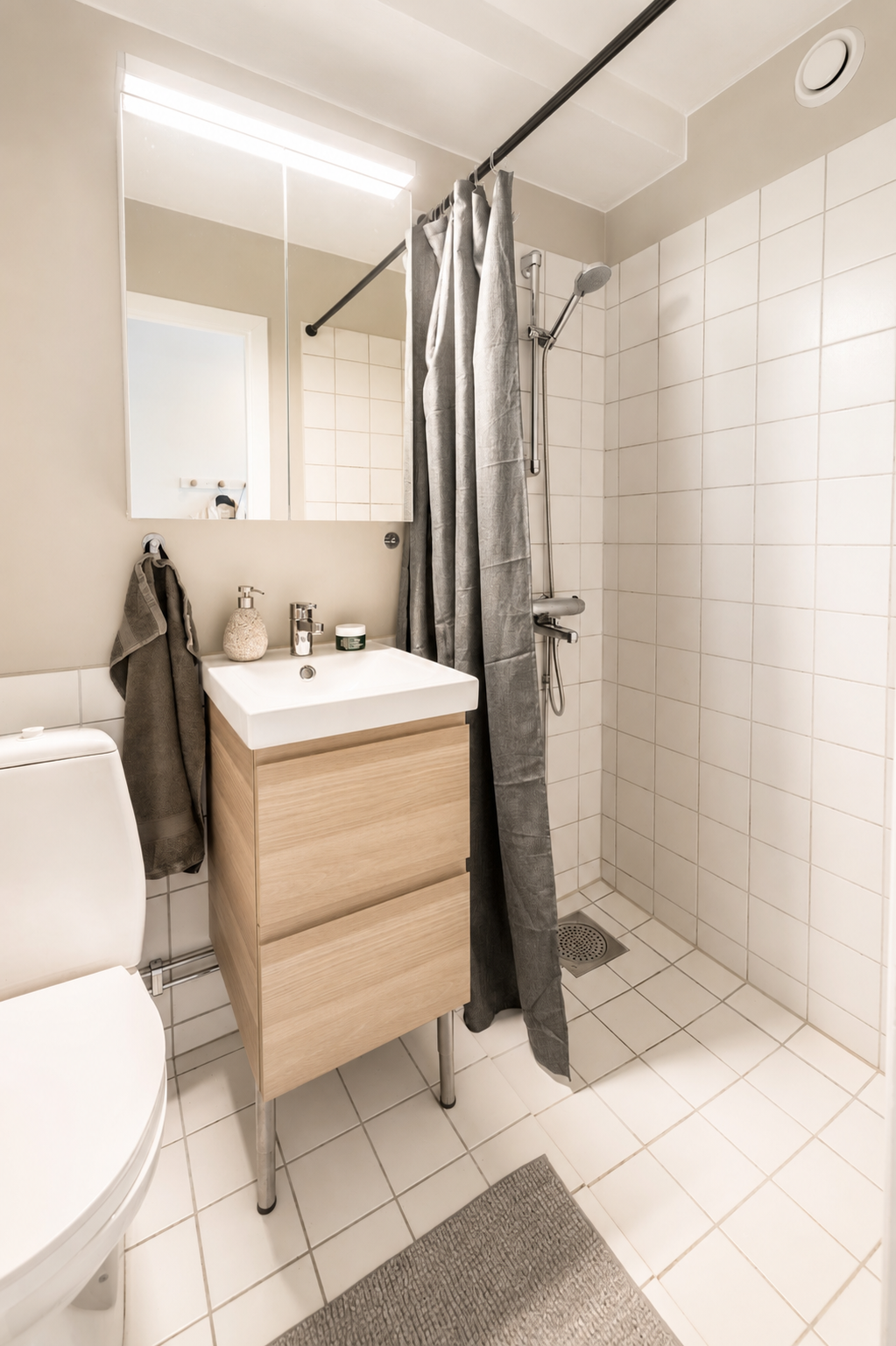 Badet har en kombinasjon av flis og slette overflater. Galleribilde