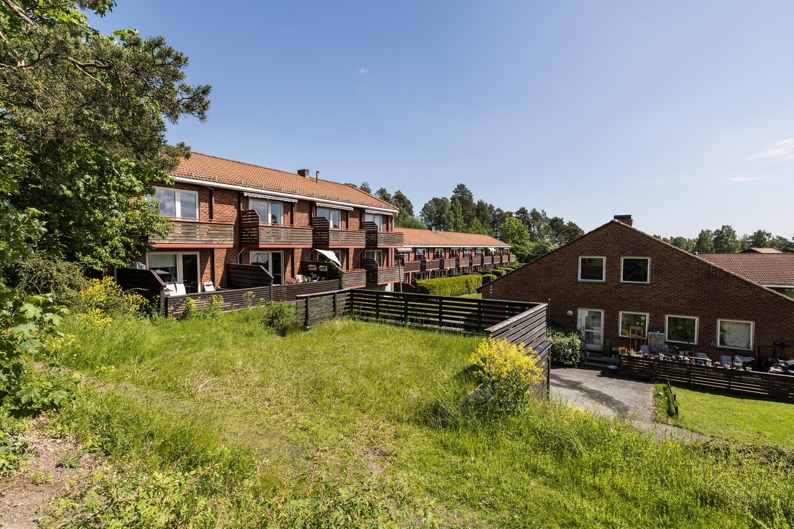 Borettslaget ligger i et frodig og rolig område med store, grønne fellesarealer. Galleribilde