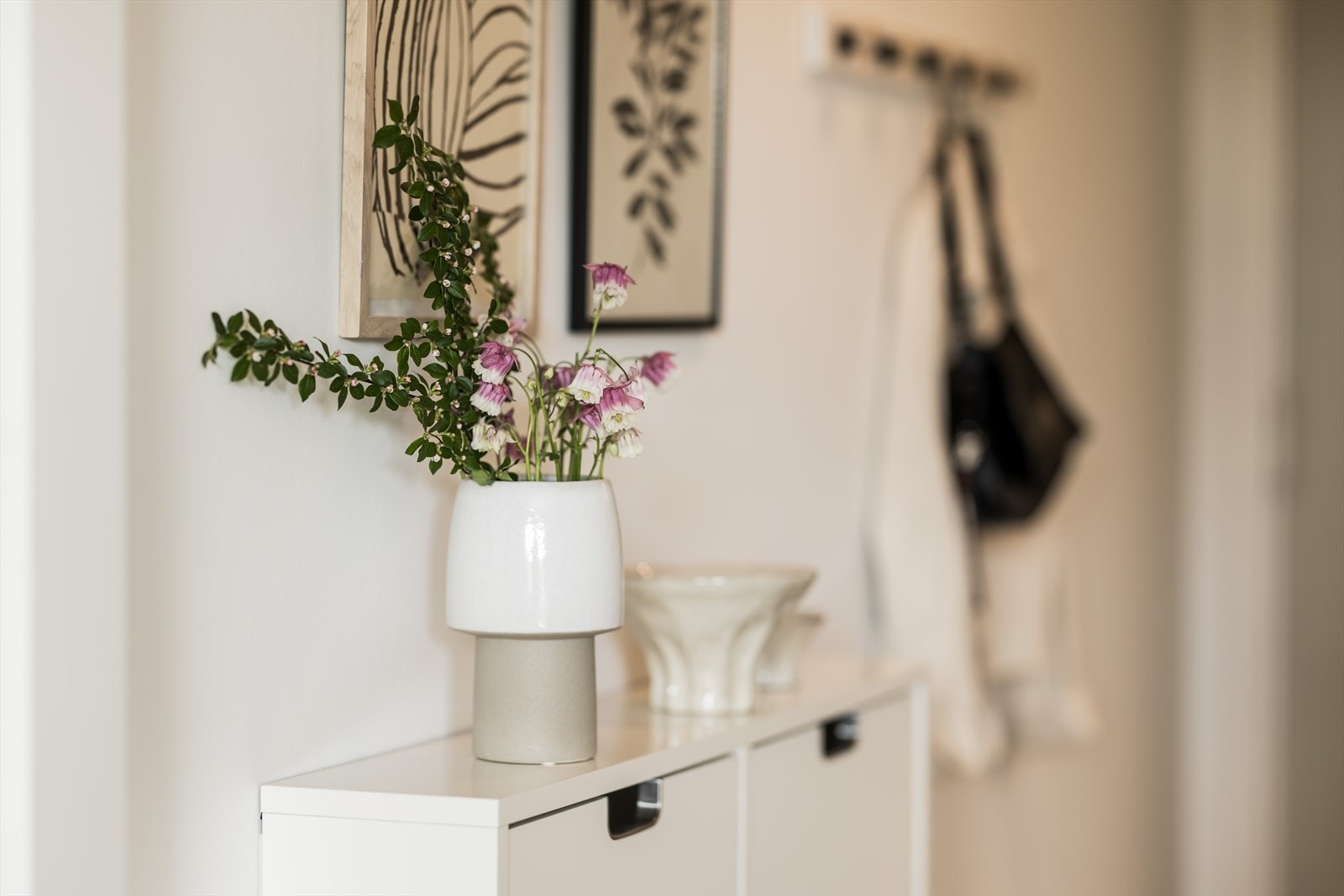 Leiligheten har gode oppbevaringsmuligheter, med to medfølgende boder. Galleribilde