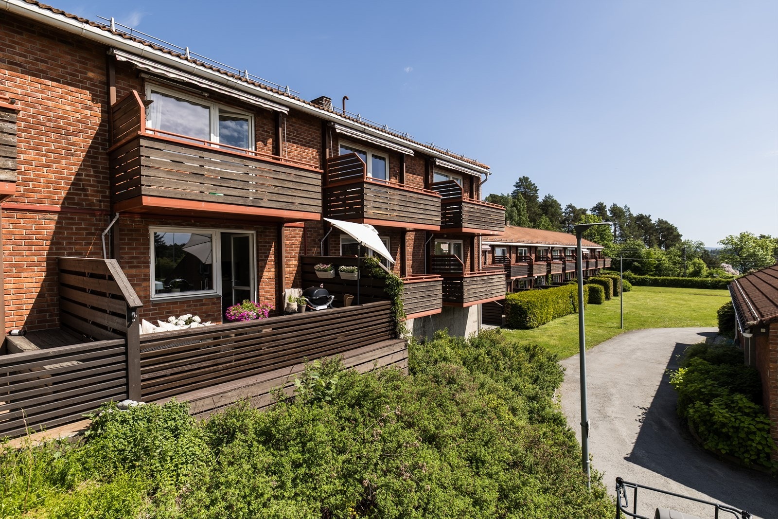 Bygget er fra 1964, med en klassisk fasade i teglstein og saltak tekket med takstein. Galleribilde