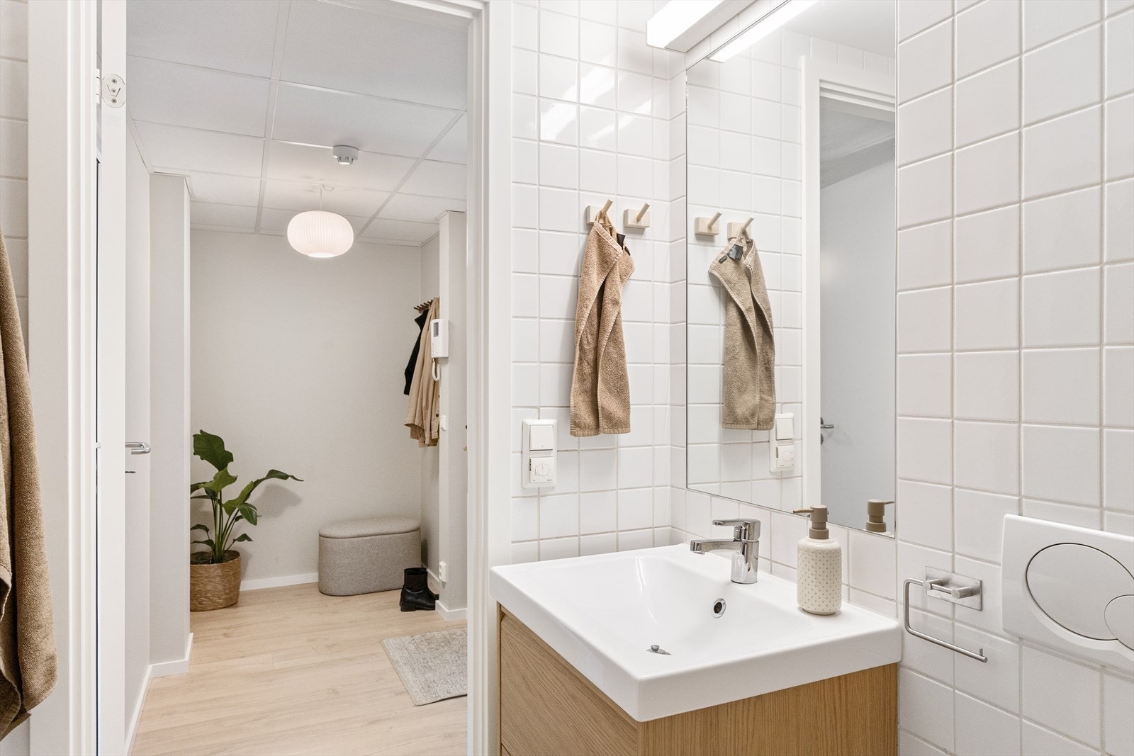Badet ble oppgradert med nye baderomsmøbler i 2025. Galleribilde