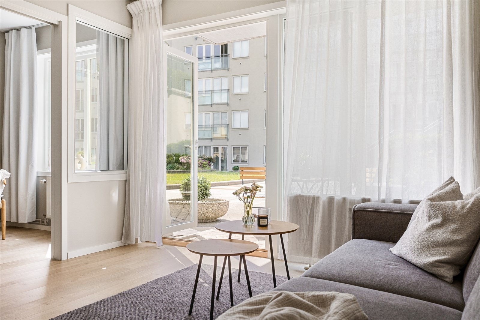 Leiligheten fremstår som gjennomført med overflater malt i en behagelig og lun fargetone i 2025, samt pent laminatgulv fra samme år. Galleribilde