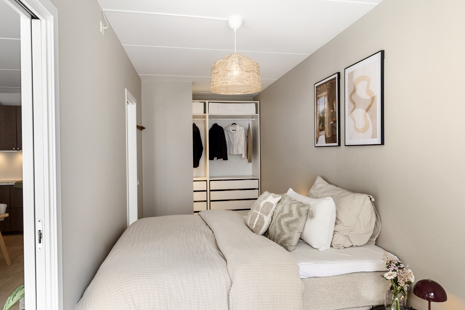 Det er plassbesparende skyvedører mellom soverommet og stuen. Galleribilde