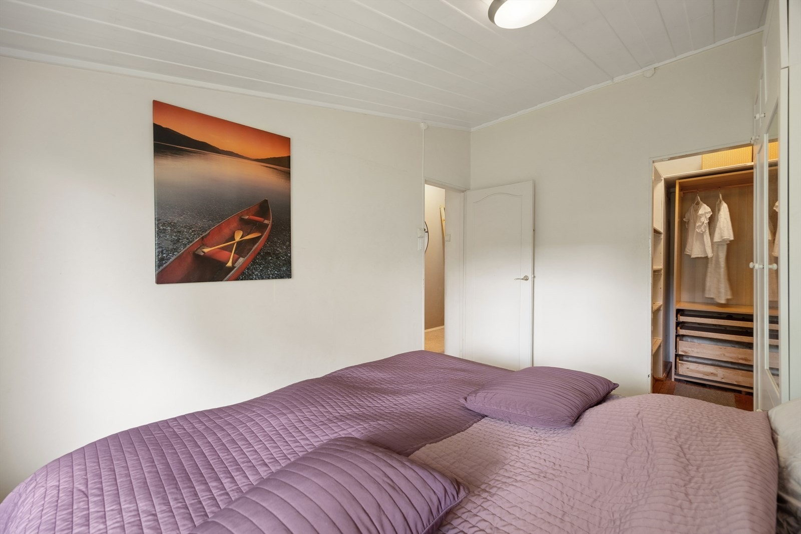 I tilknytning til det ene soverommet er det en bod, her innredet som et praktisk walk-in closet. Galleribilde