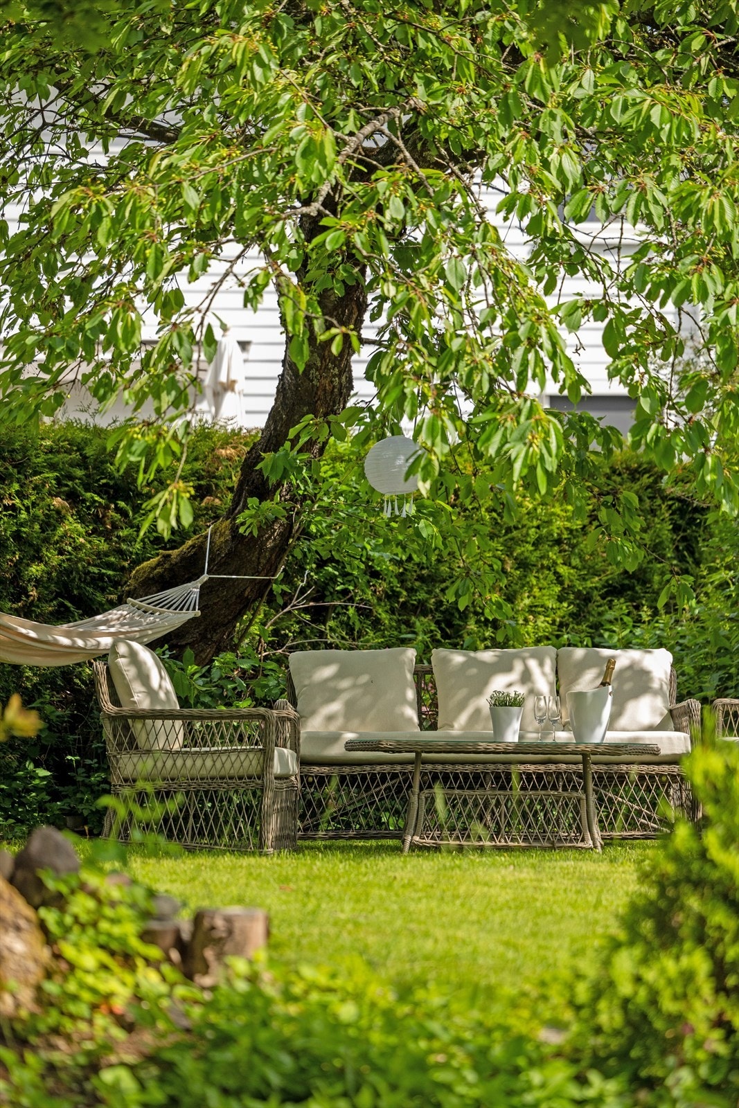 Hagen er pent opparbeidet med plenareal og etablert beplantning som skjermer for innsyn. Galleribilde