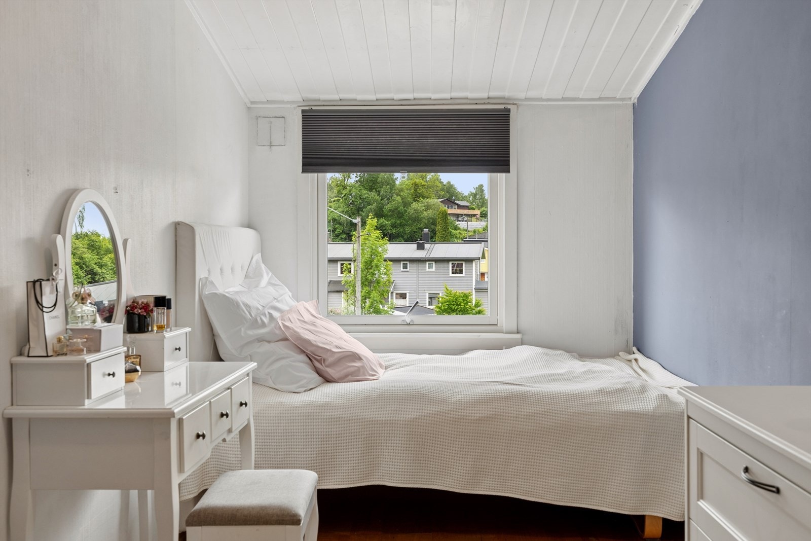 Soverommene har laminat- og teppegulv, og to av rommene har friskluftsventil på yttervegg. Galleribilde