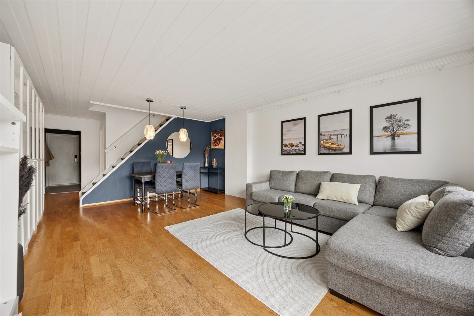 Den romslige stuen har gode møbleringsmuligheter og utgang til en solrik terrasse på ca. 32 m². Galleribilde