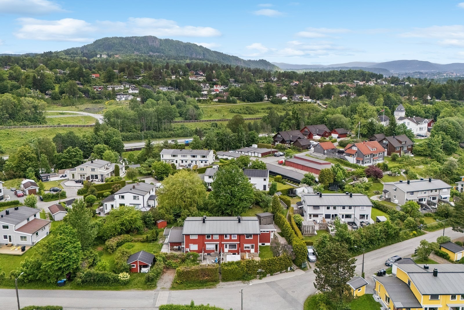 Boligen ligger i en rekke på 4 som er fint plassert på feltet i et meget barnevennlig og solrikt område. Boligen har tilhørende stor, usjenert og solrik hage med mange muligheter. Galleribilde