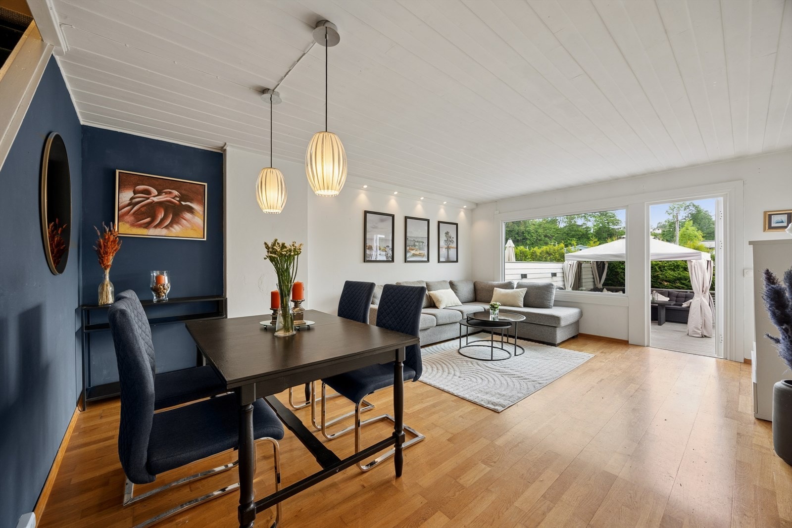 Stuen har parkett på gulvet og god plass til både spisebord og sofagruppe. Galleribilde