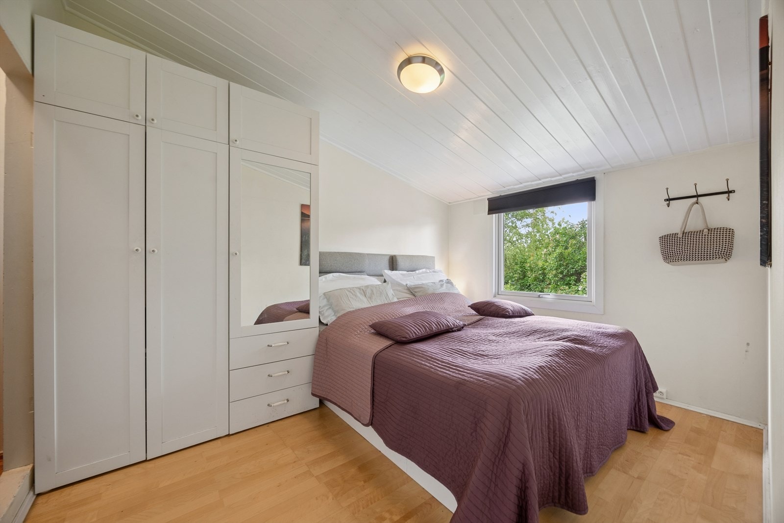 Hovedsoverom med god plass til dobbeltseng og garderobeløsning. Galleribilde