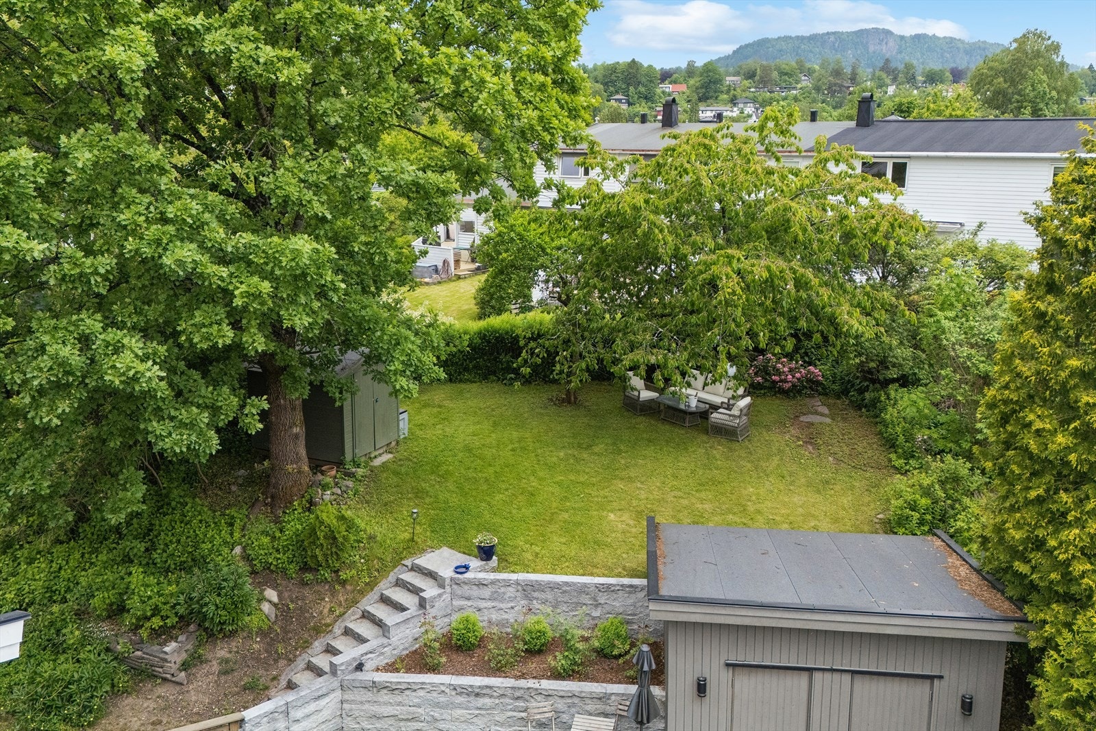 Tomtens utforming gir god utnyttelse. Dagens eier har opparbeidet en flott og usjenert hage - en idyllisk plass! Galleribilde