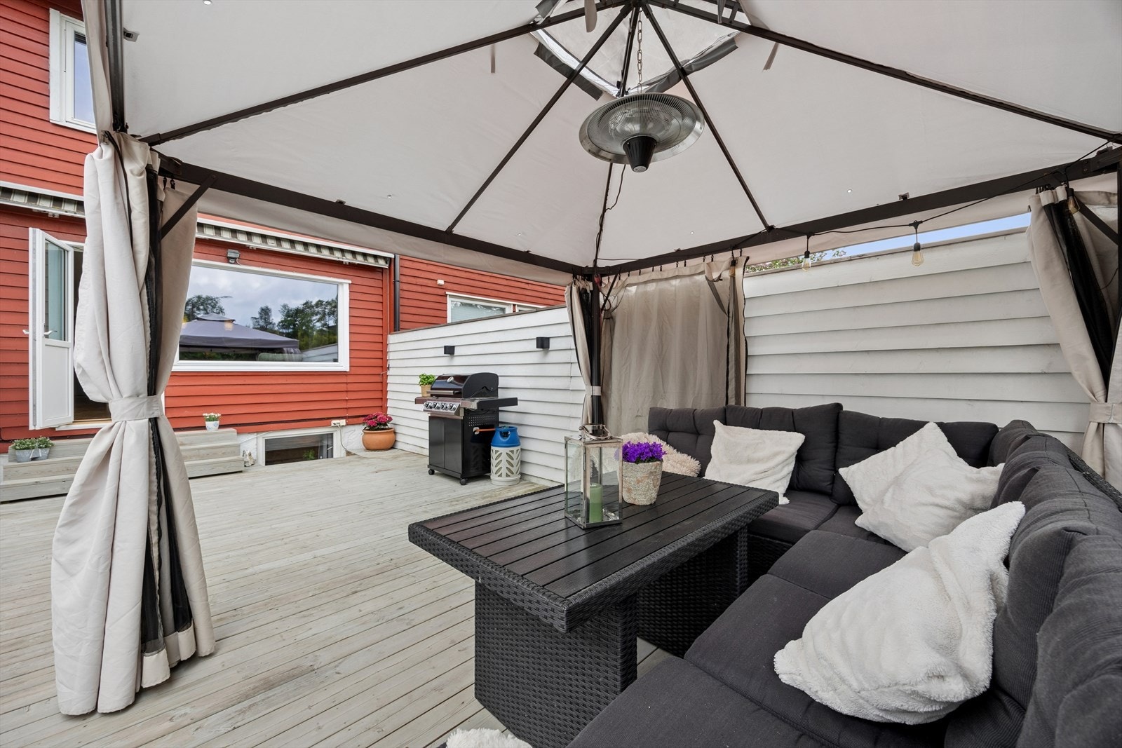 Fra stuen er det utgang til en stor terrasse på ca. 32 m², et herlig uterom for sosiale sammenkomster. Galleribilde