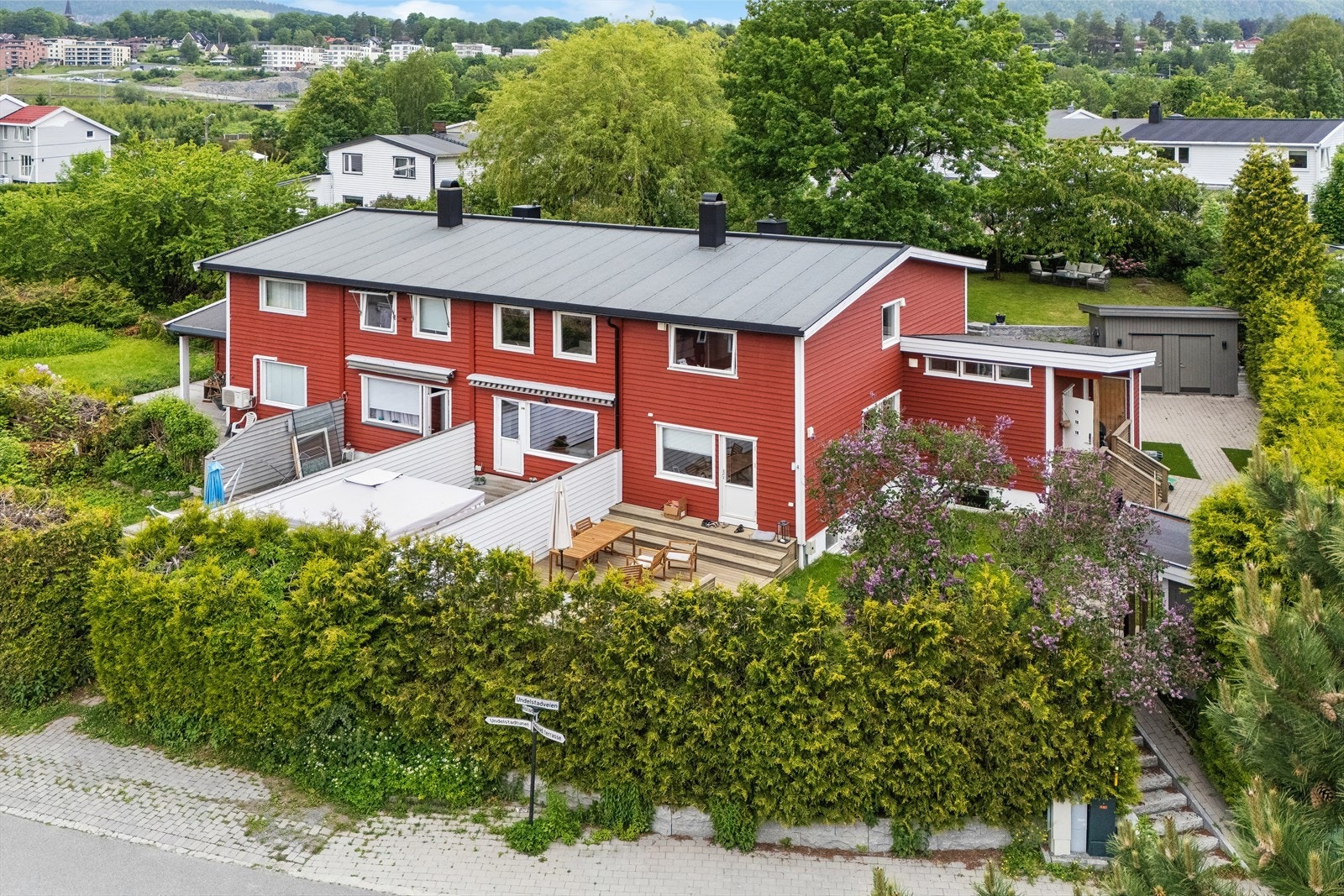 Rekkehuset har en fin intern beliggenhet, rolig og med gode solforhold. Galleribilde