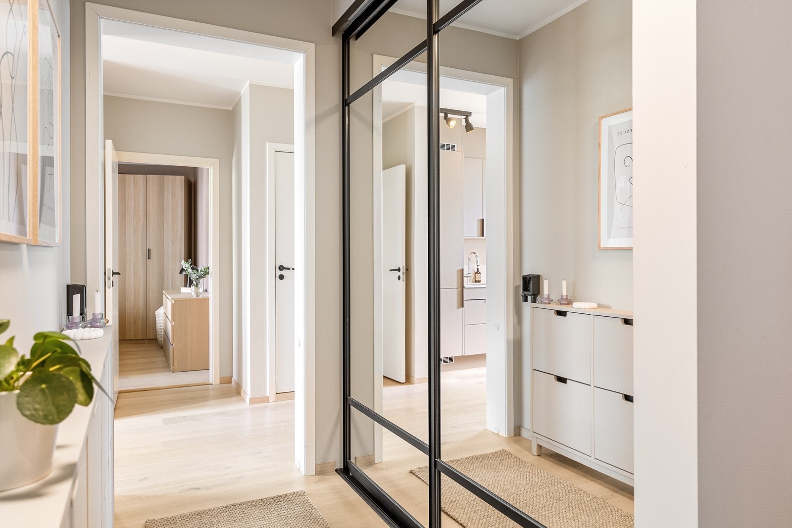 I gangen er det praktisk skyvedørsgarderobe med god plass til oppbevaring av yttertøy og sko. Galleribilde