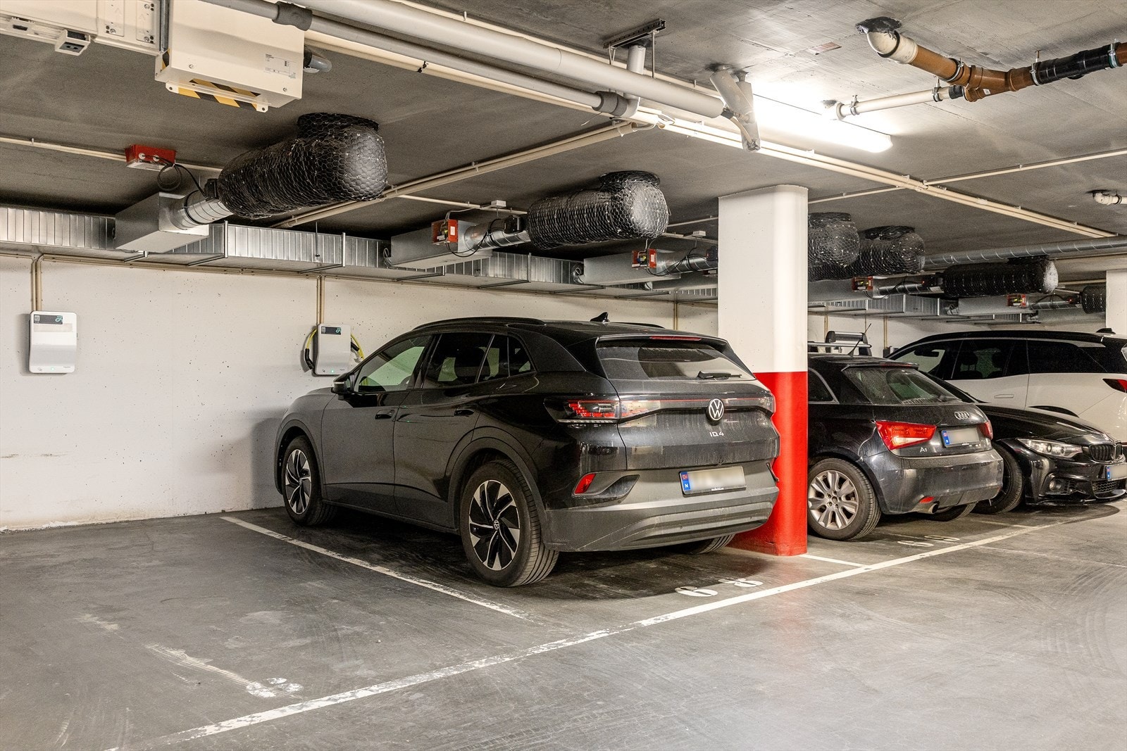 Parkeringsplass med lader i lukket garasjeanlegg med heis. Det medfølger privat hjuloppheng i garasje. Galleribilde