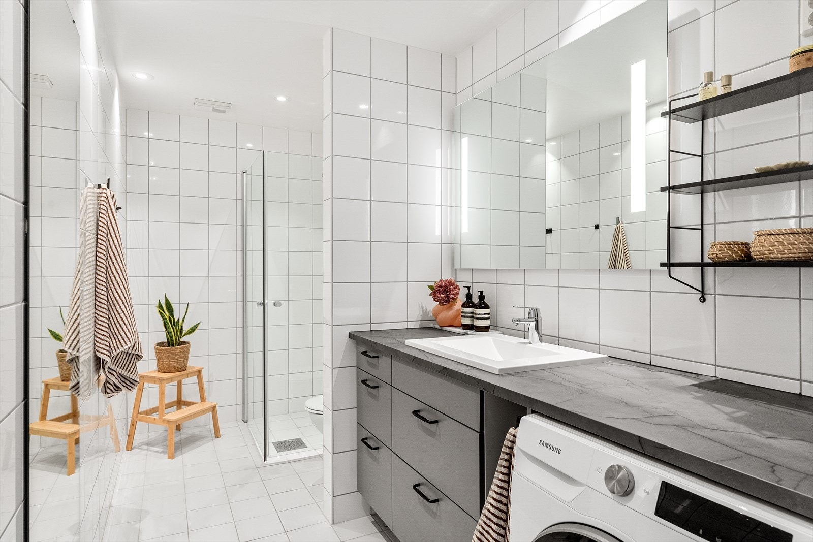 Flislagt baderom med gulvvarme og downlights i himlingen. Galleribilde
