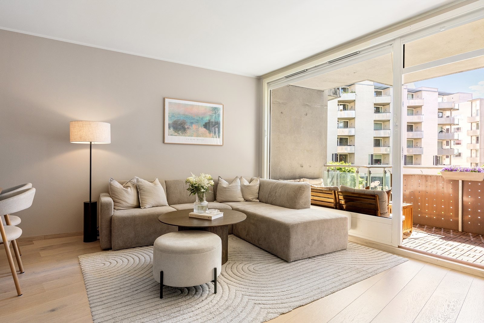 Stuen er lys og luftig med store vindusflater som sørger for rikelig innslipp av naturlig lys. Galleribilde