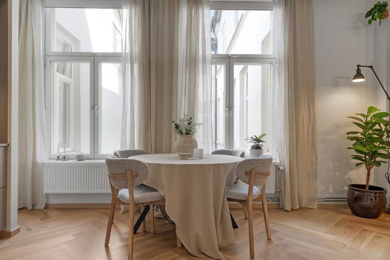 Flotte klassiske detaljer som 3 meter takhøyde, store vinduer og dype karmer. Vinduer vender mot skjermet bakgård. Galleribilde