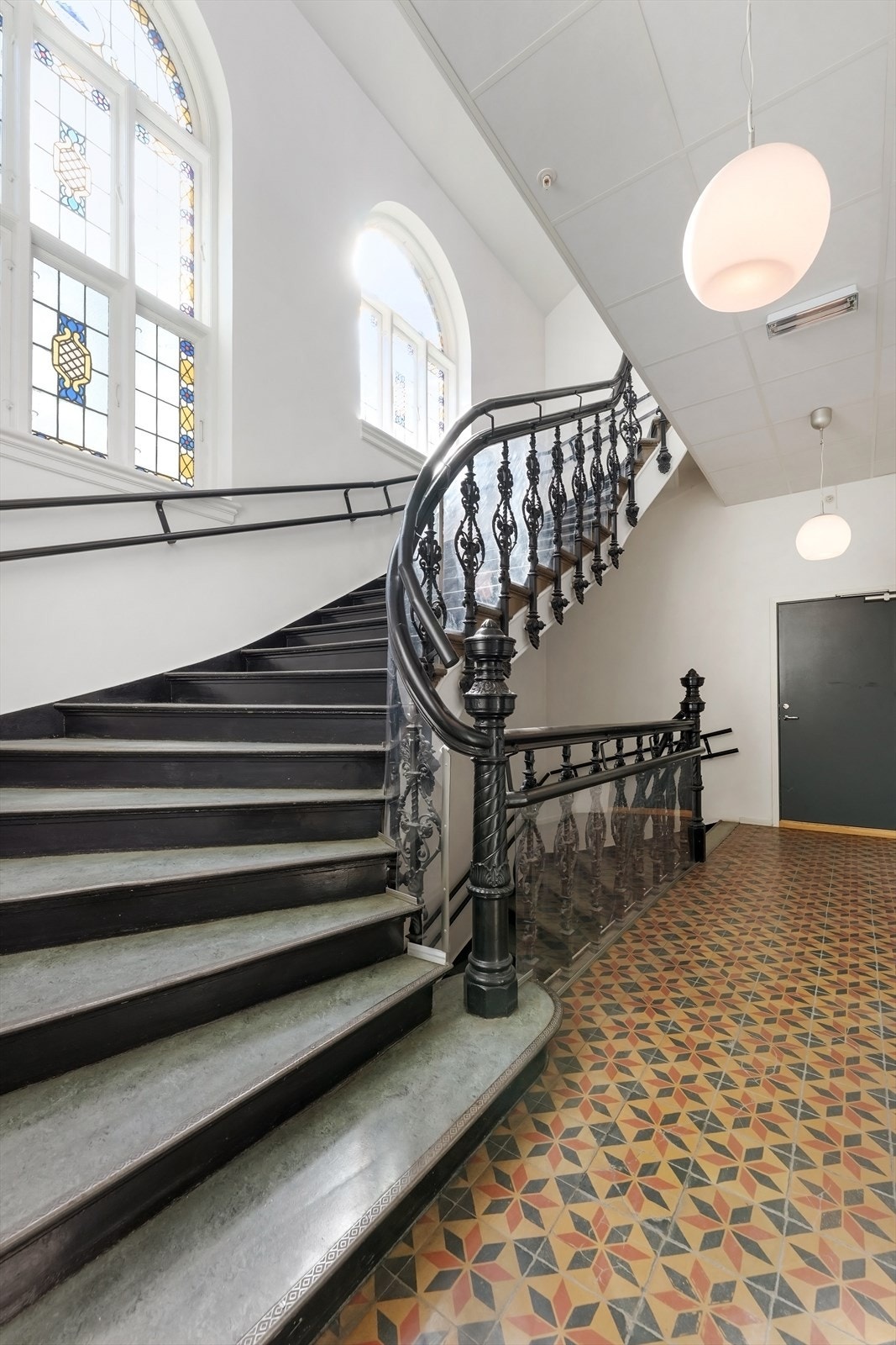 Brede trappetrinn og historiske fliser. Galleribilde
