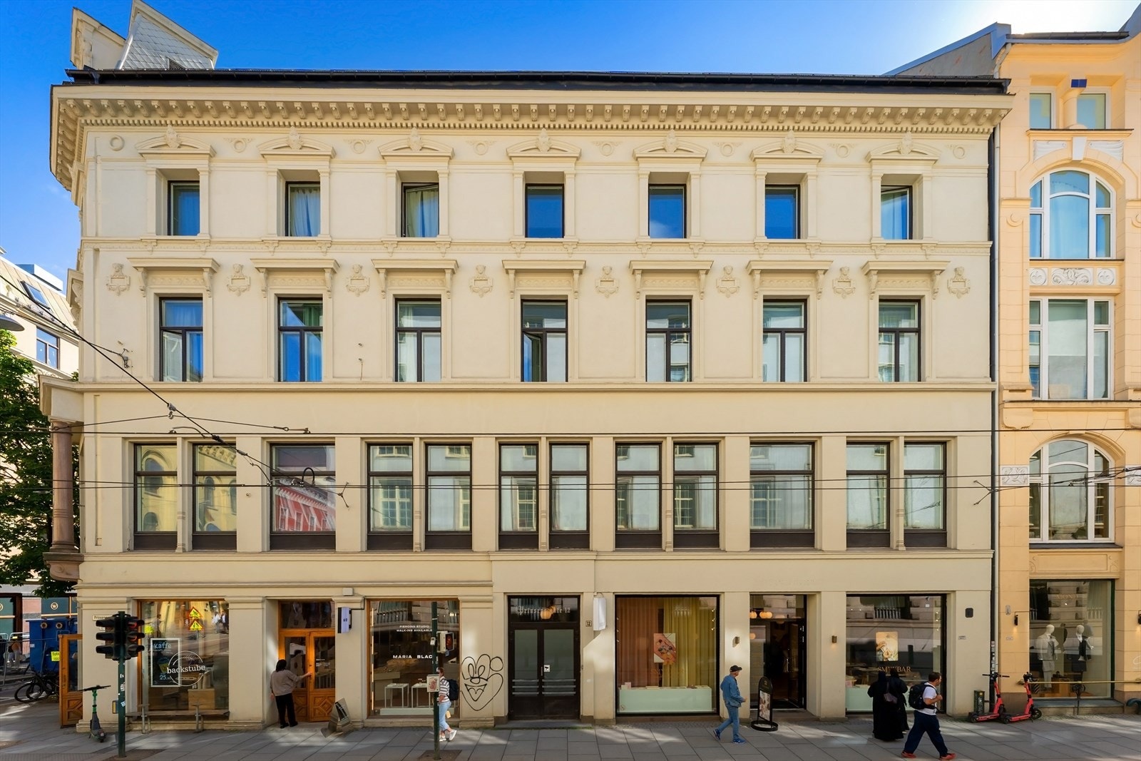 Sentral og attraktiv beliggenhet midt i Oslo sentrum, omgitt av noen av byens mest kjente landemerker som Oslo Børs, Høyskolen Kristiania, Operaen, Steen & Strøm og Karl Johans gate. Galleribilde
