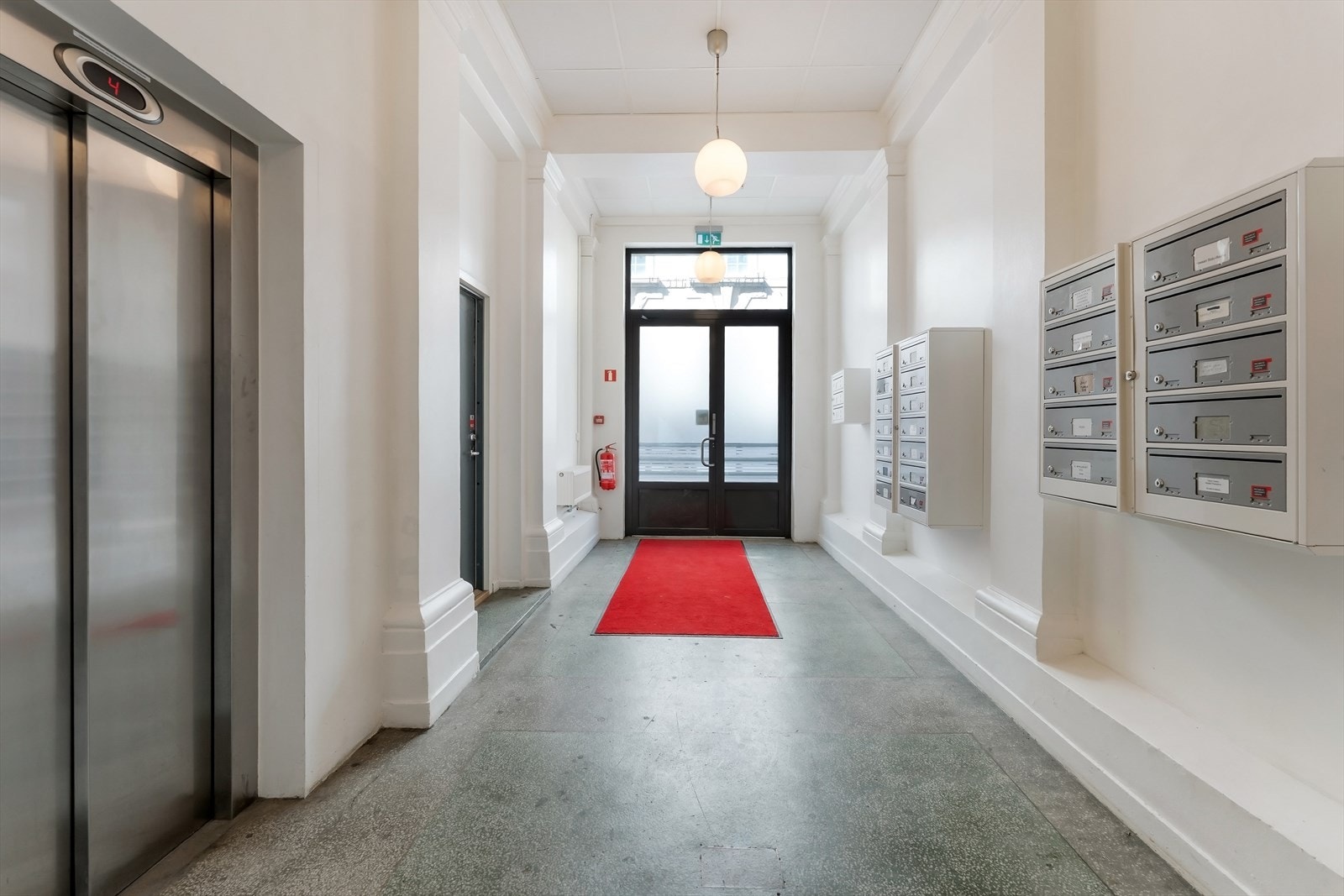 Inngangsparti. Heis opp til leilighetsetasjen. Galleribilde