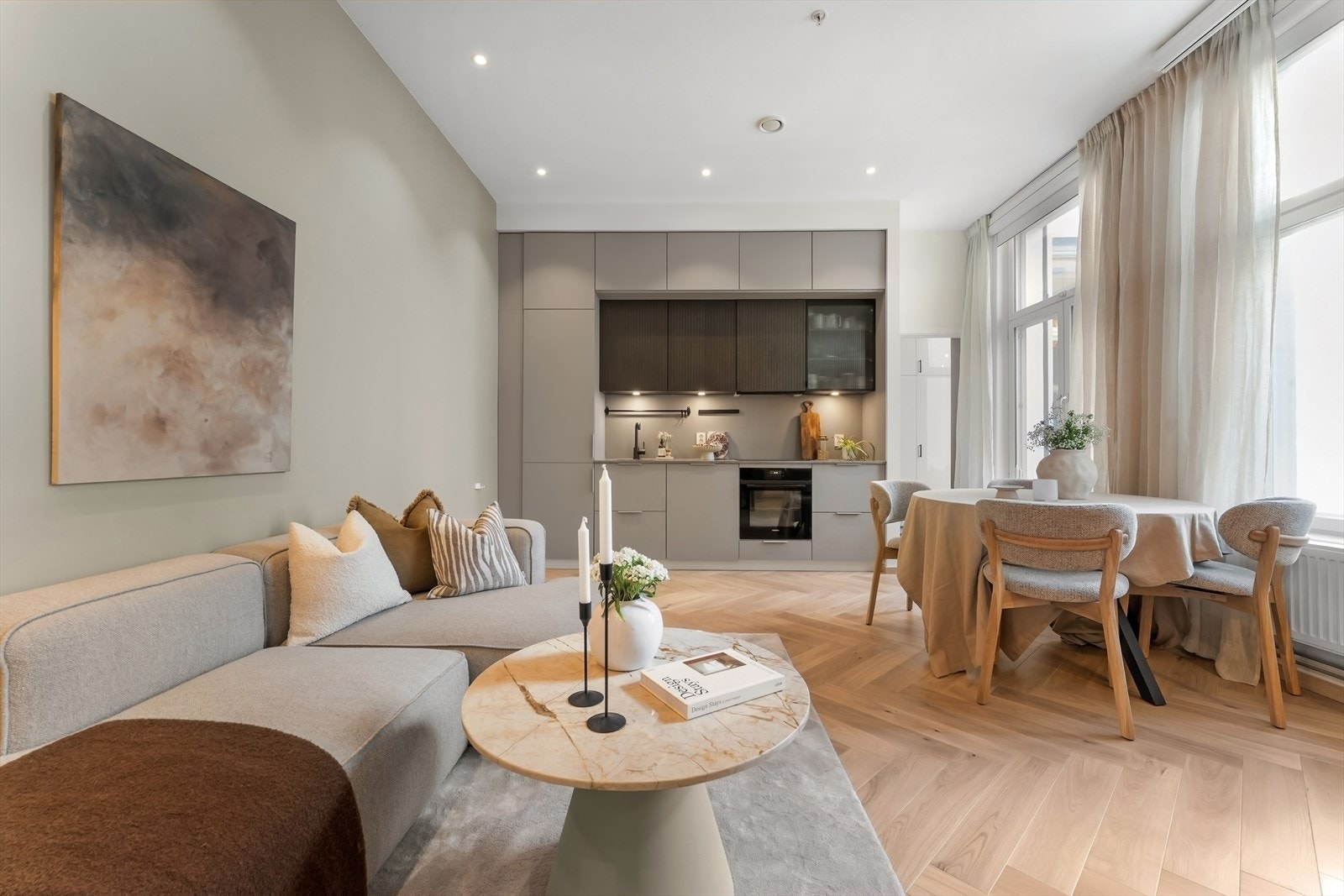 Hyggelig stue med god plass til sofa- og spisegruppe. Galleribilde