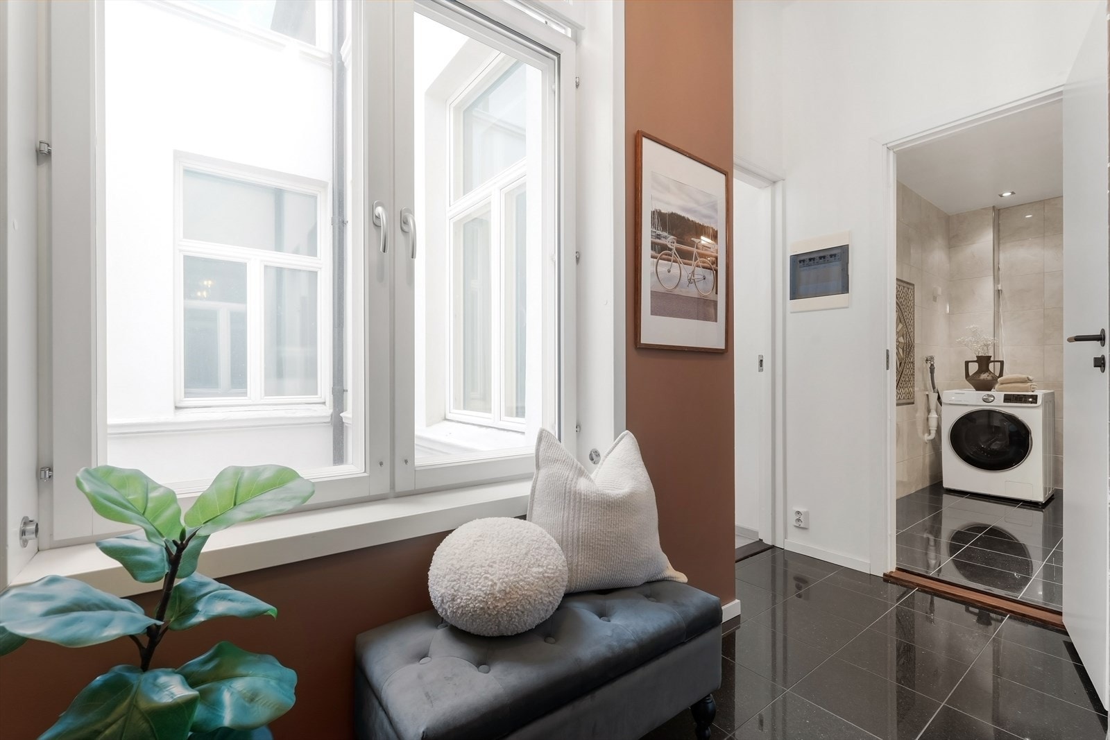 Hyggelig, flislagt entré med plass til ytterligere garderobe om ønskelig. Galleribilde