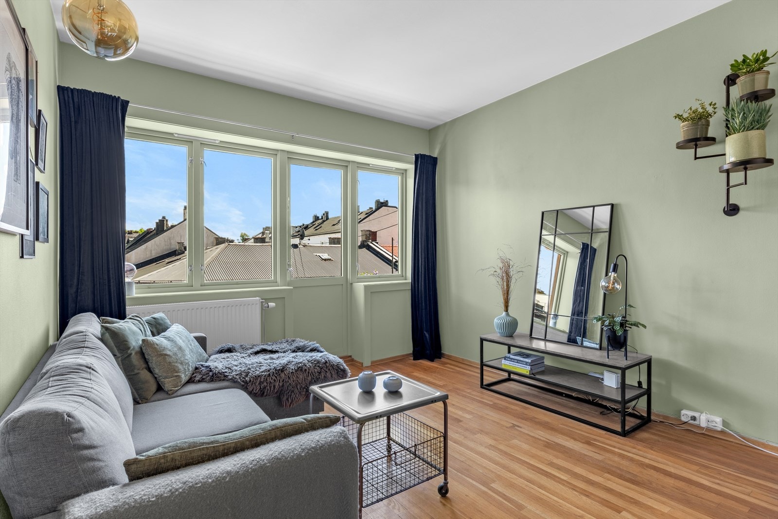 Store vindusflater bidrar til godt med dagslys. Galleribilde