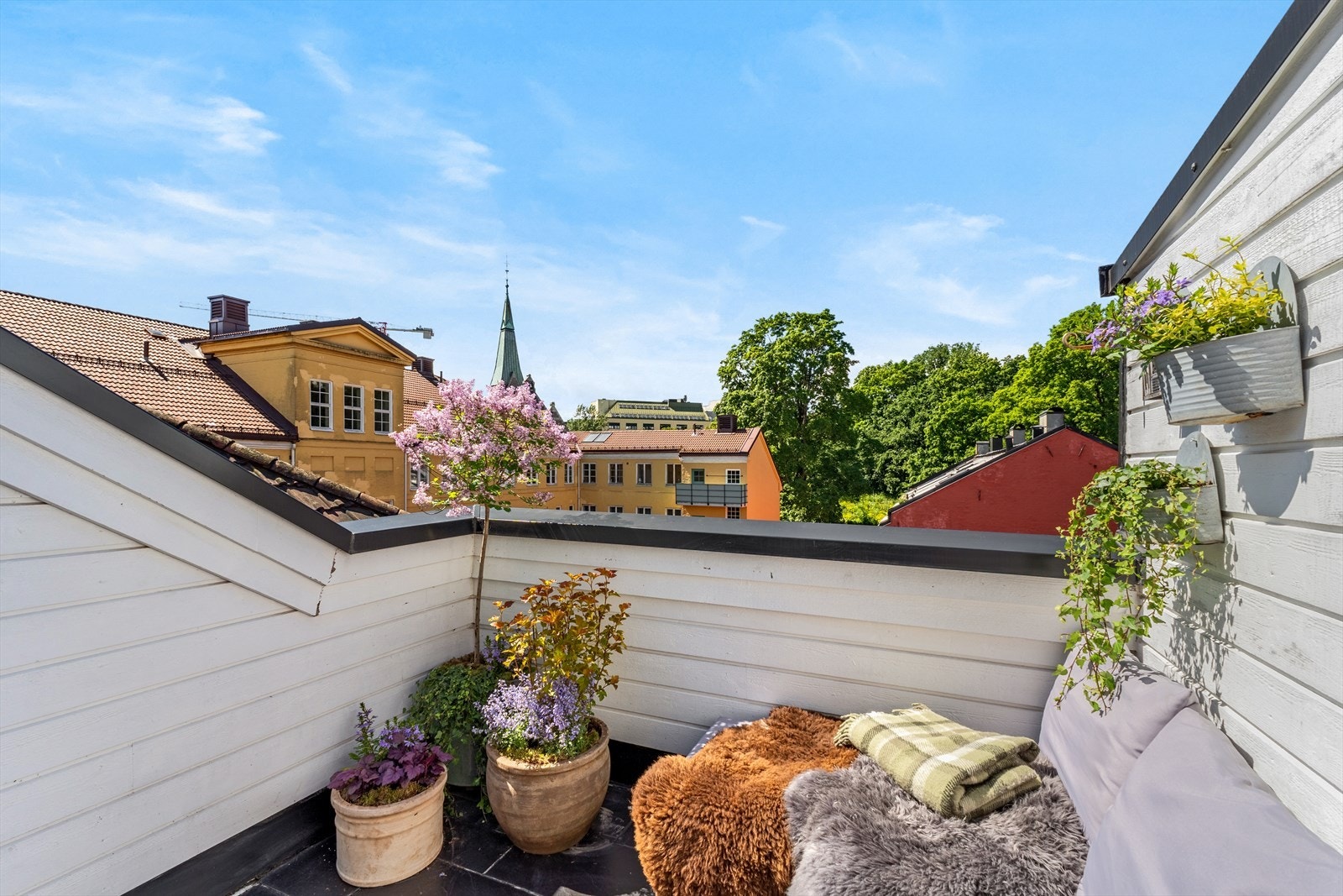 Terrassen er vestvendt og har gode solforhold, med plass til sittegruppe. Galleribilde