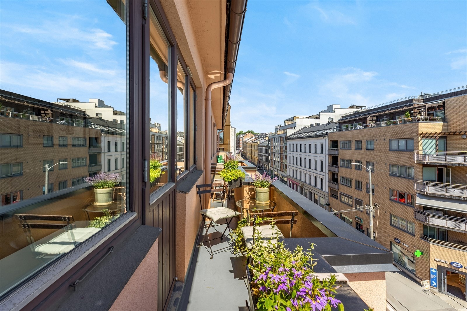 Fra stuen er det utgang til en hyggelig balkong med morgensol. Galleribilde