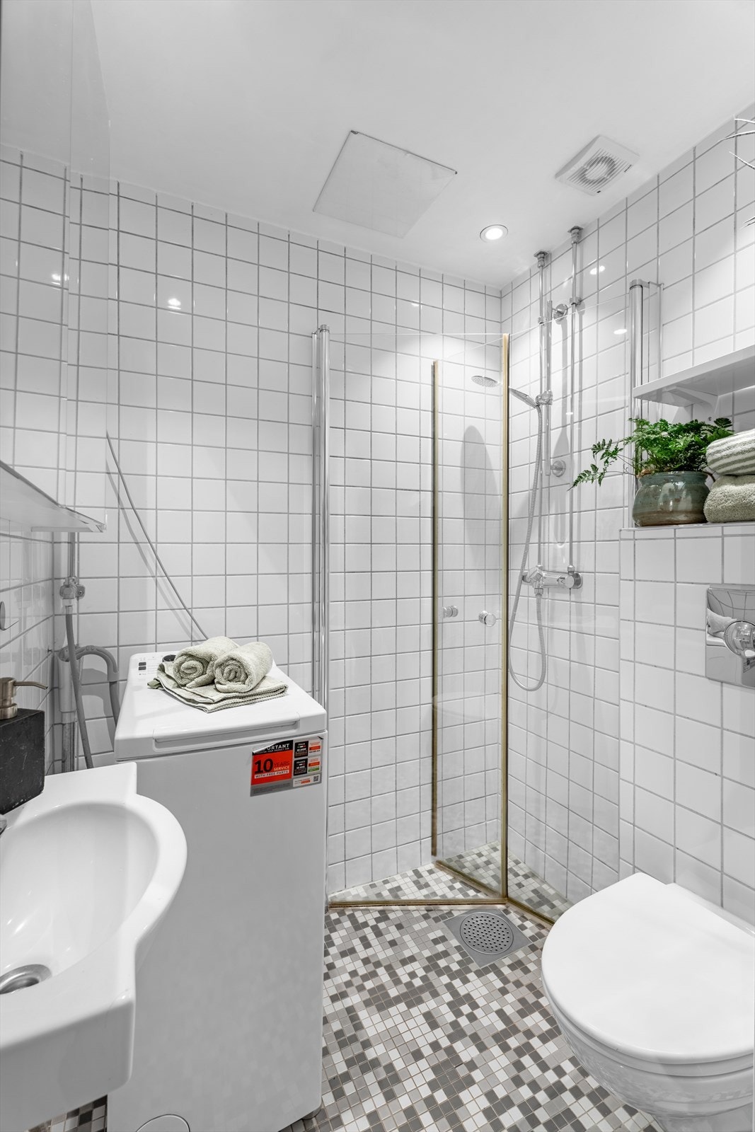 Helfliset bad med behagelig gulvvarme, og opplegg for vaskemaskin. Galleribilde