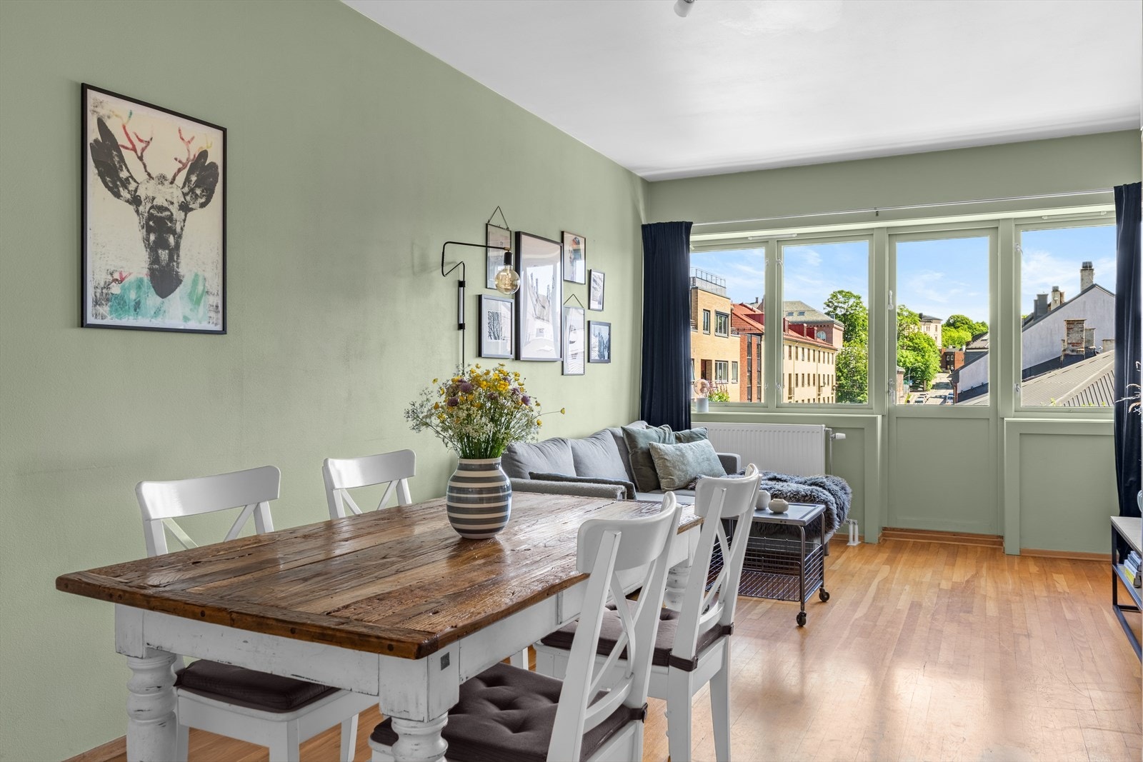 Det er god plass til spisebord mellom kjøkken og stuesone, noe som gir en sosial og funksjonell løsning for både hverdagsmåltider og gjester. Galleribilde