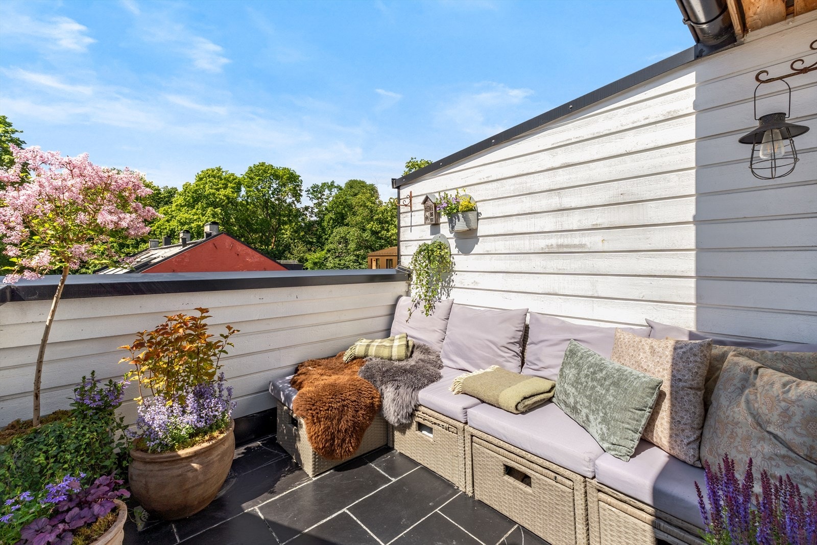 Loftsetasjen har direkte adkomst til en usjenert takterrasse, og sammen med de to balkongene får du tre uteplasser med gode solforhold gjennom hele dagen. Galleribilde