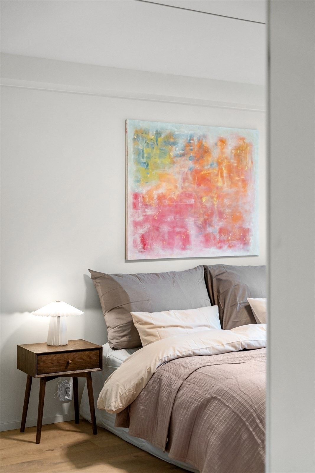Detalj fra hovedsoverommet, som har samme gjennomgående 1-stavs parkett som resten av leiligheten. Galleribilde